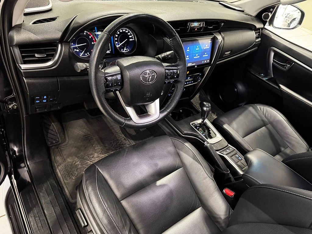 TOYOTA HILUX SW4