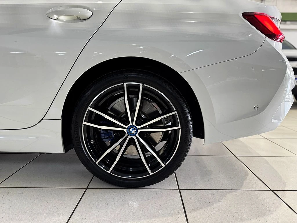 BMW 330e