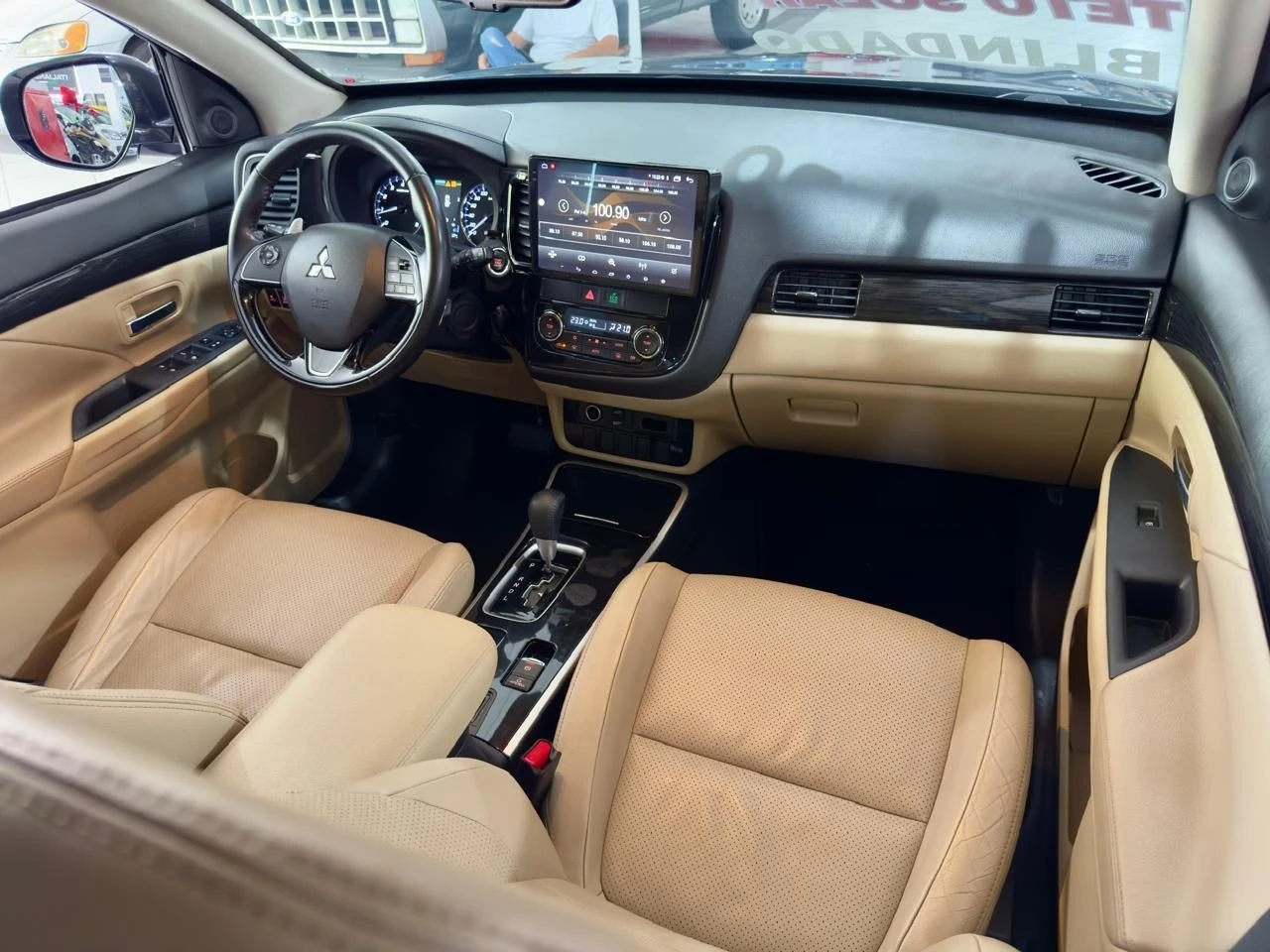 MITSUBISHI OUTLANDER