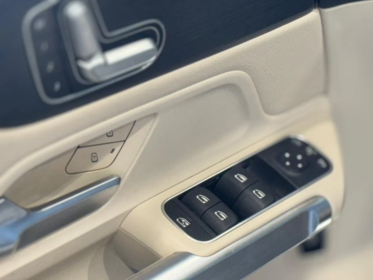 MERCEDES-BENZ GLB 200