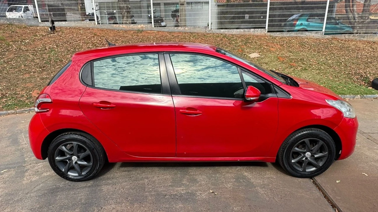 PEUGEOT 208