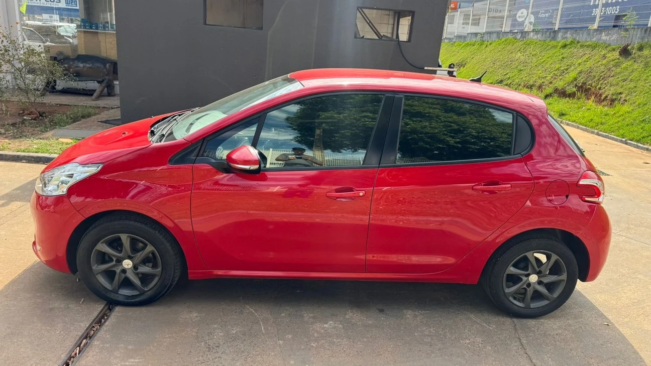 PEUGEOT 208