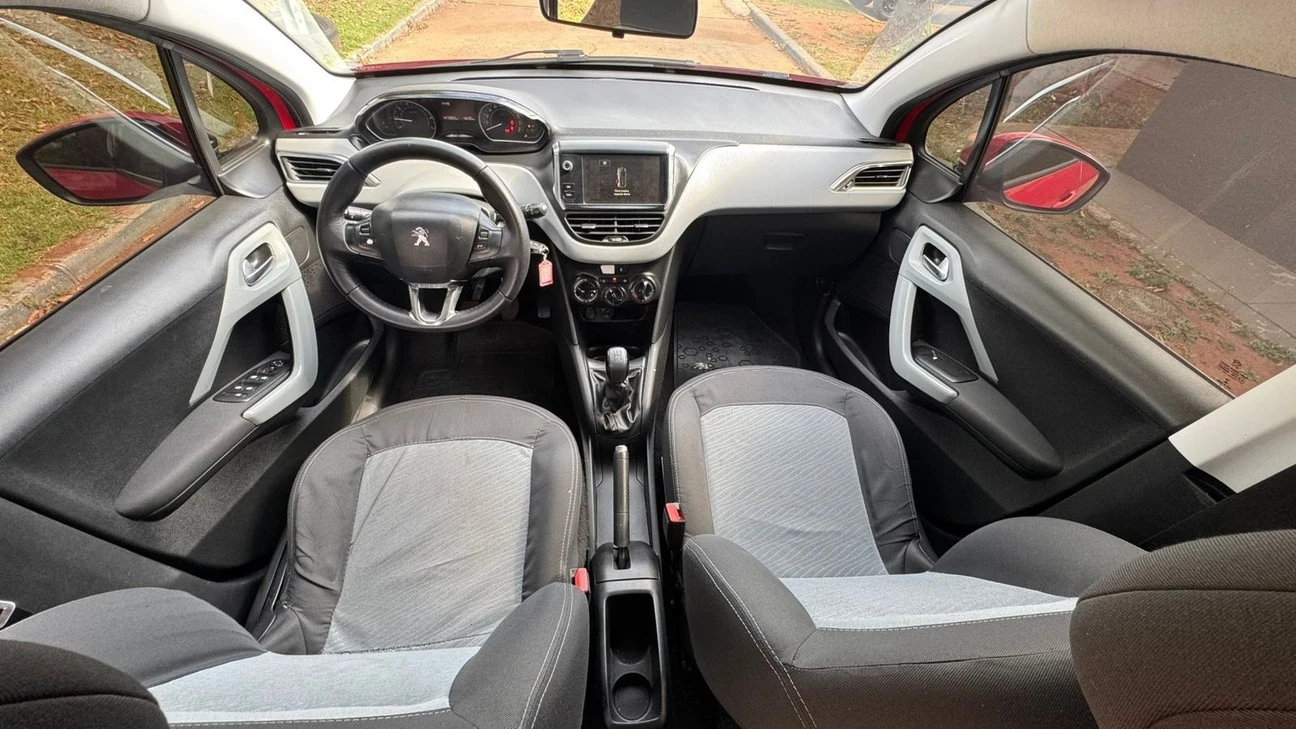 PEUGEOT 208