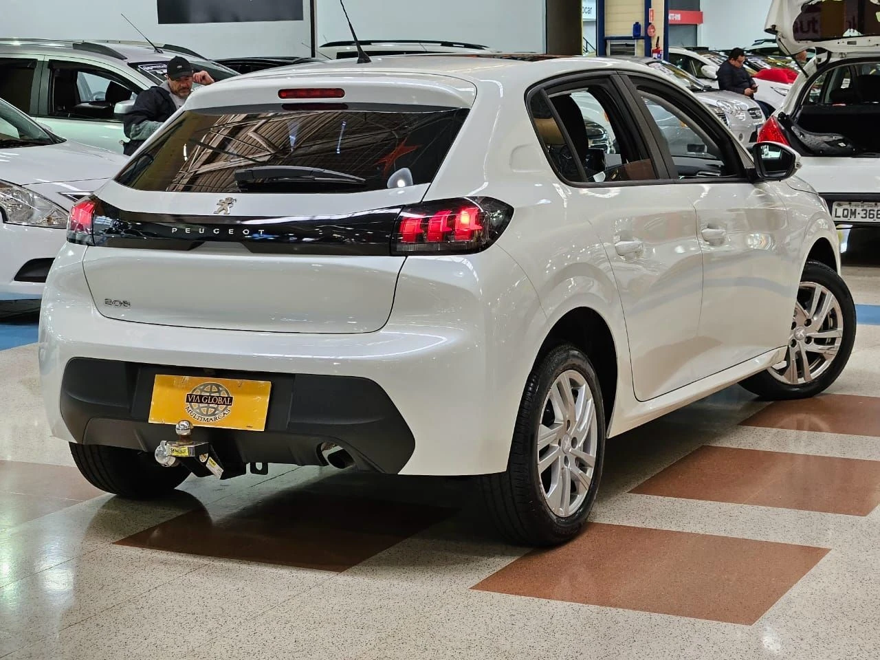 PEUGEOT 208