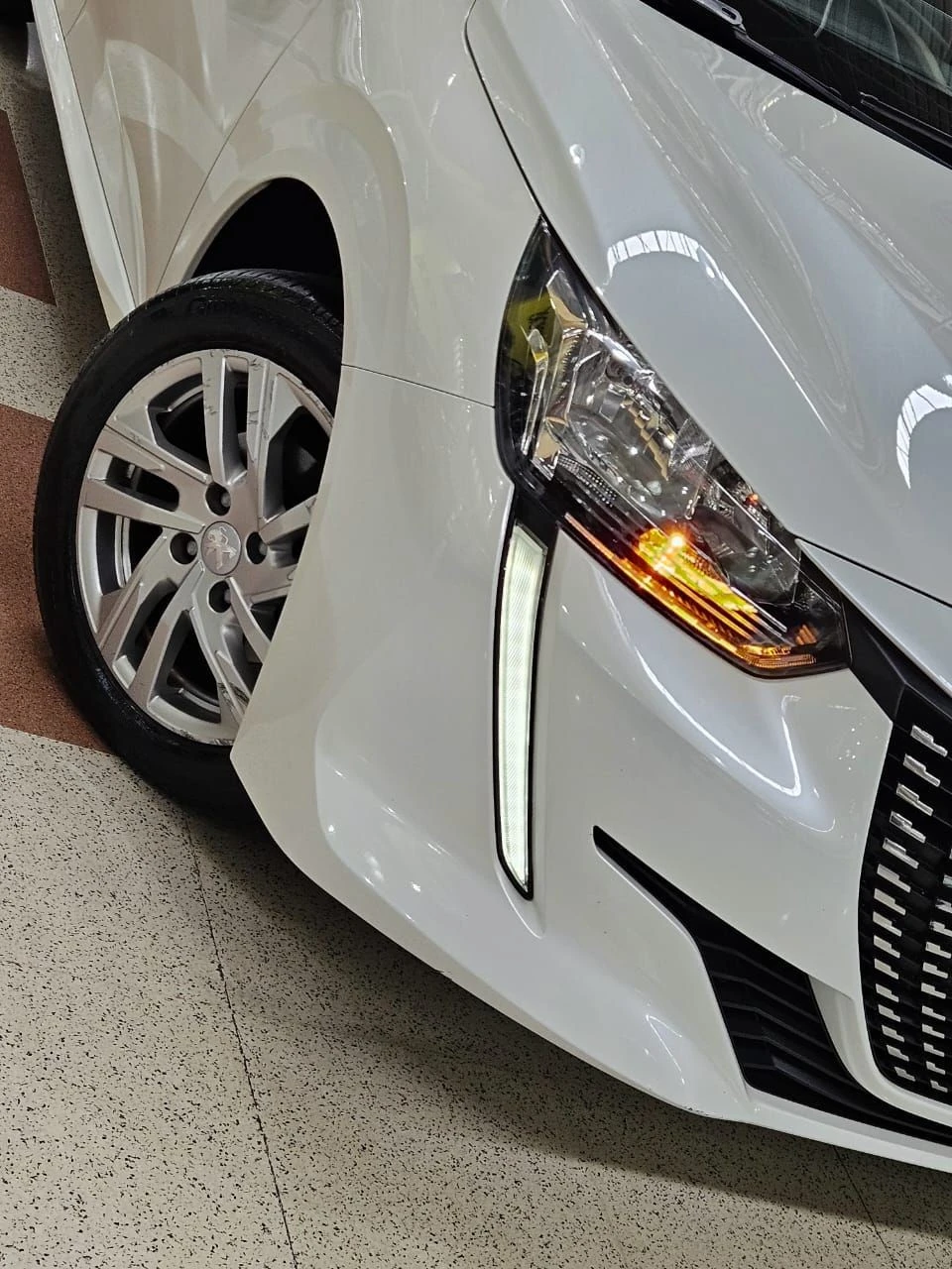 PEUGEOT 208