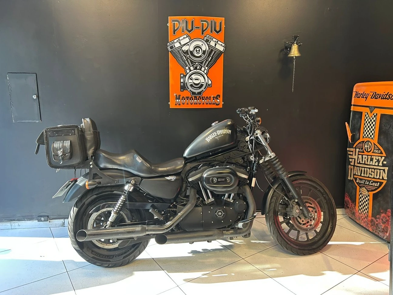 HARLEY-DAVIDSON SPORTSTER XL 883 R