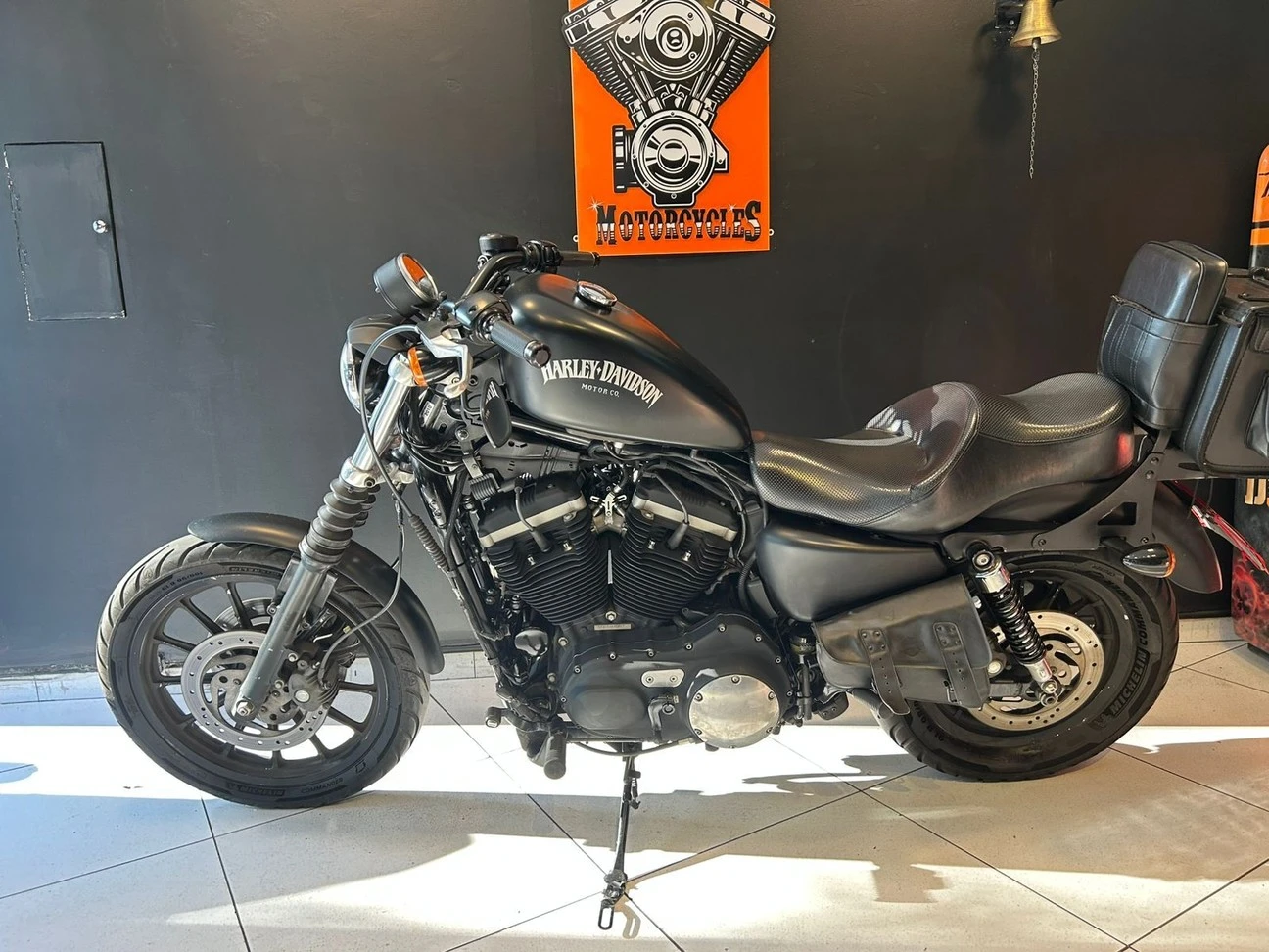 HARLEY-DAVIDSON SPORTSTER XL 883 R