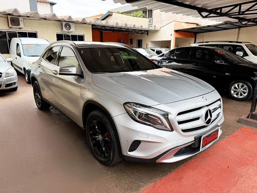 MERCEDES-BENZ GLA 200