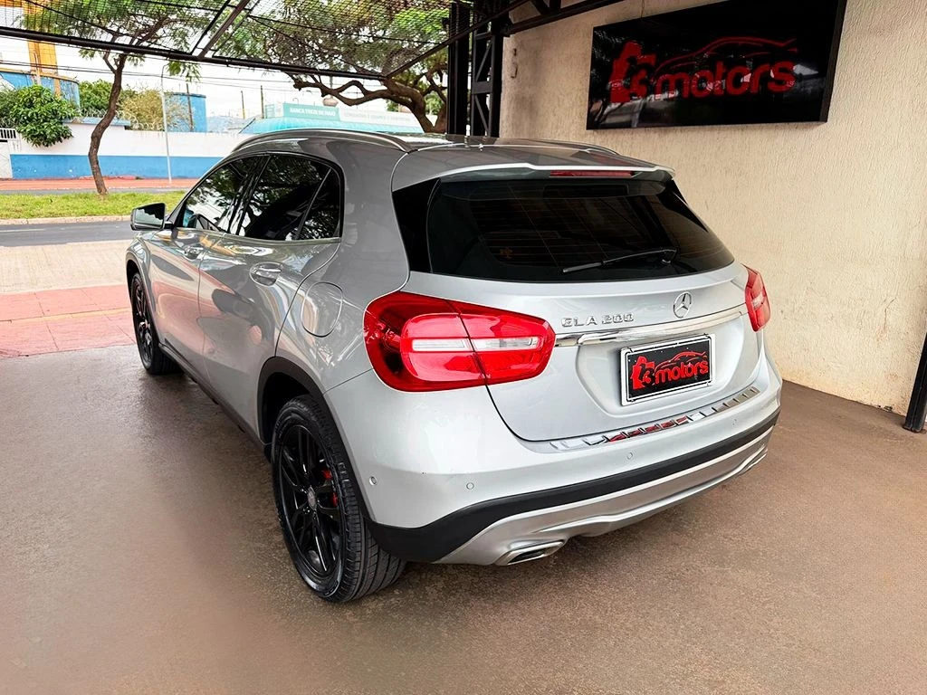 MERCEDES-BENZ GLA 200