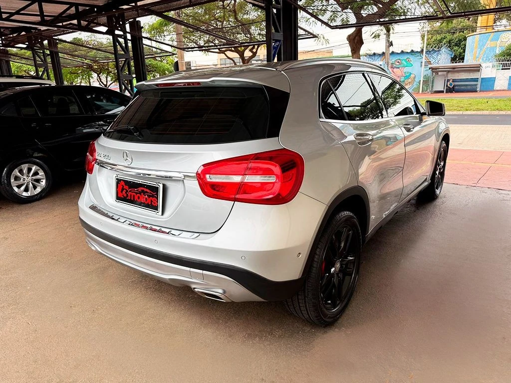 MERCEDES-BENZ GLA 200