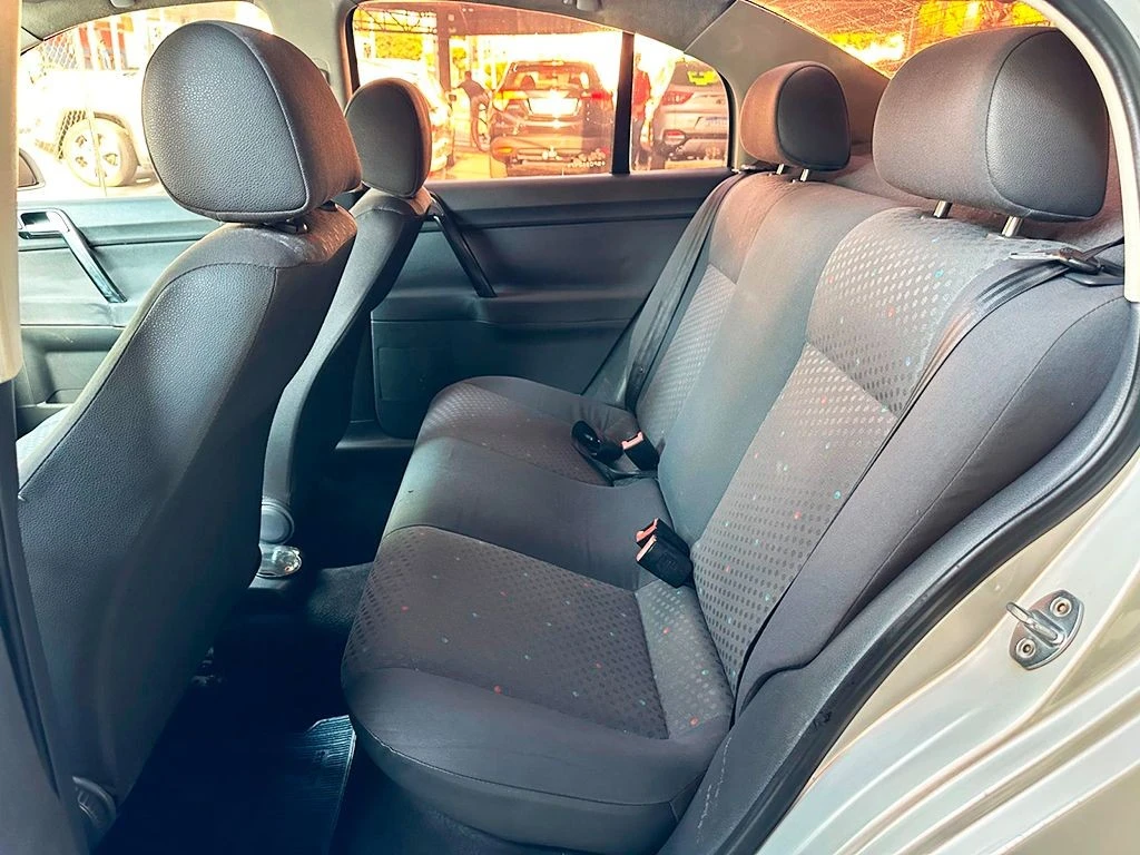 VOLKSWAGEN POLO SEDAN