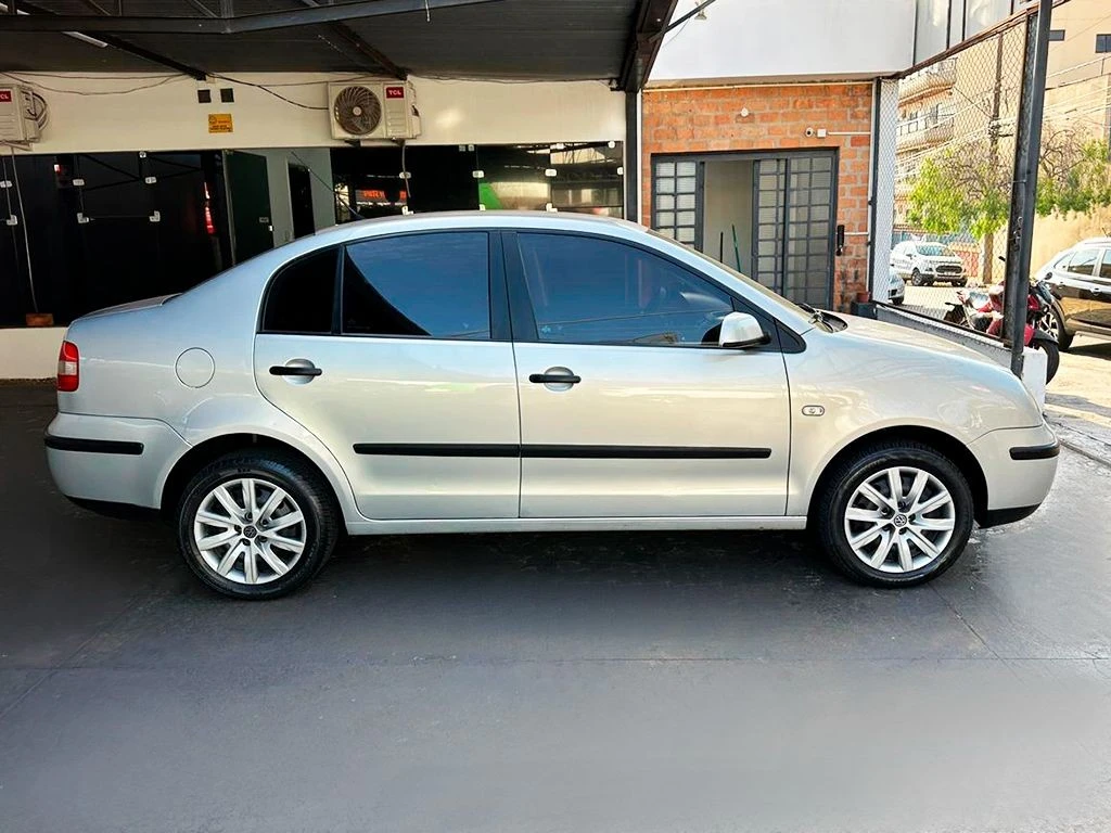VOLKSWAGEN POLO SEDAN
