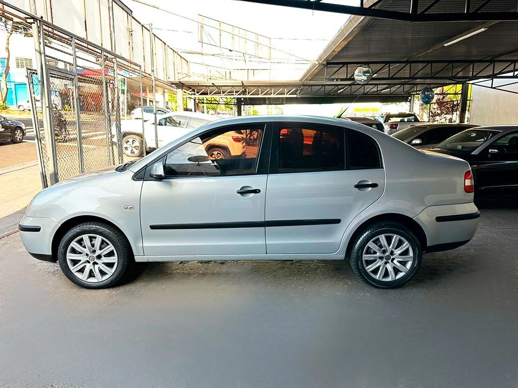VOLKSWAGEN POLO SEDAN