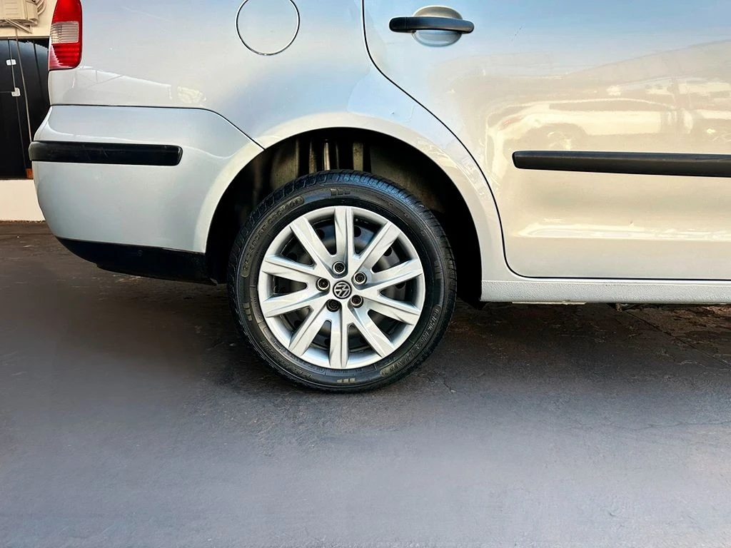 VOLKSWAGEN POLO SEDAN