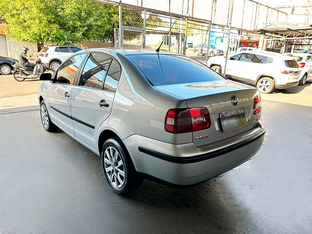 VOLKSWAGEN POLO SEDAN