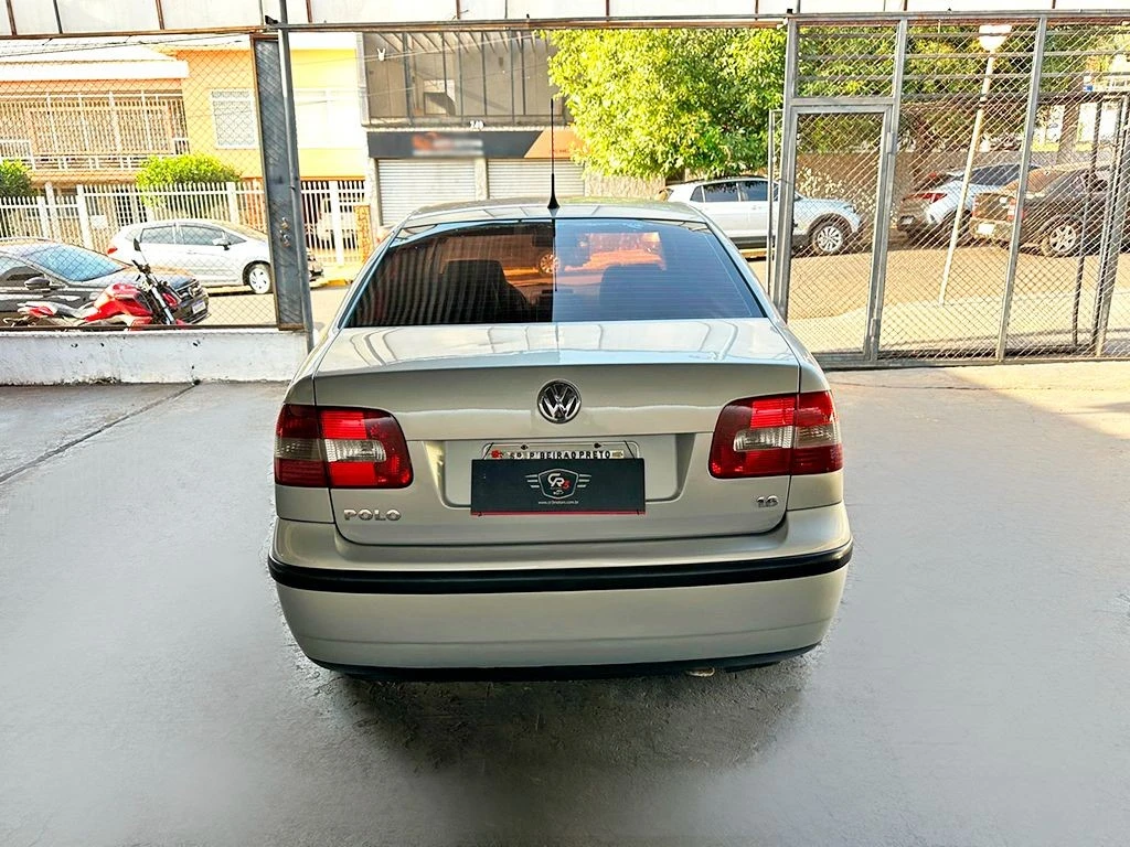 VOLKSWAGEN POLO SEDAN
