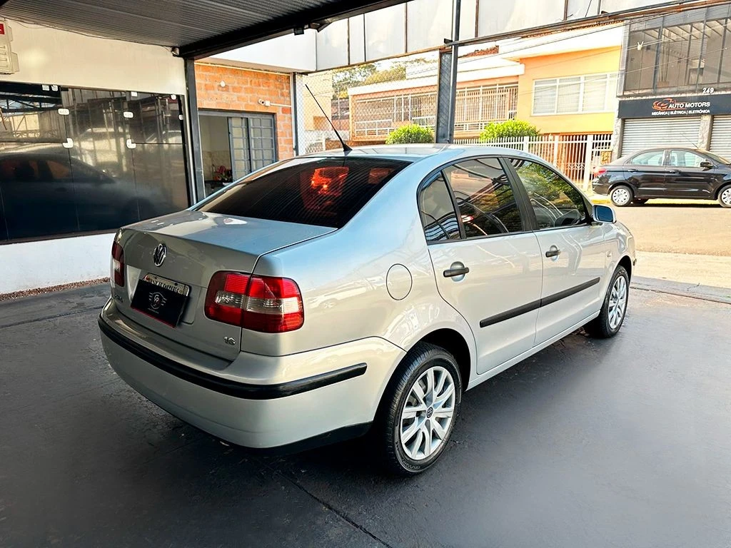 VOLKSWAGEN POLO SEDAN