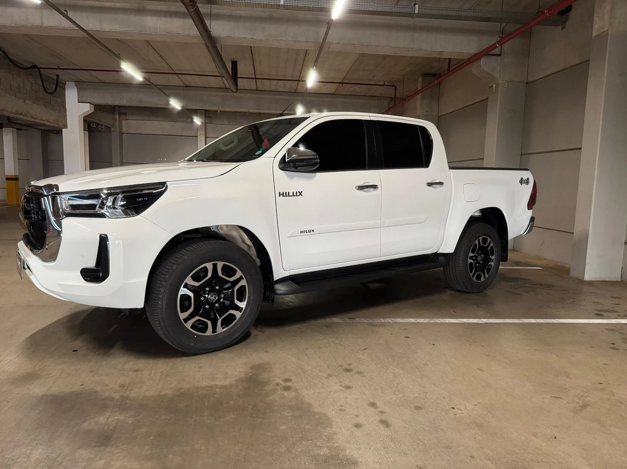 TOYOTA HILUX