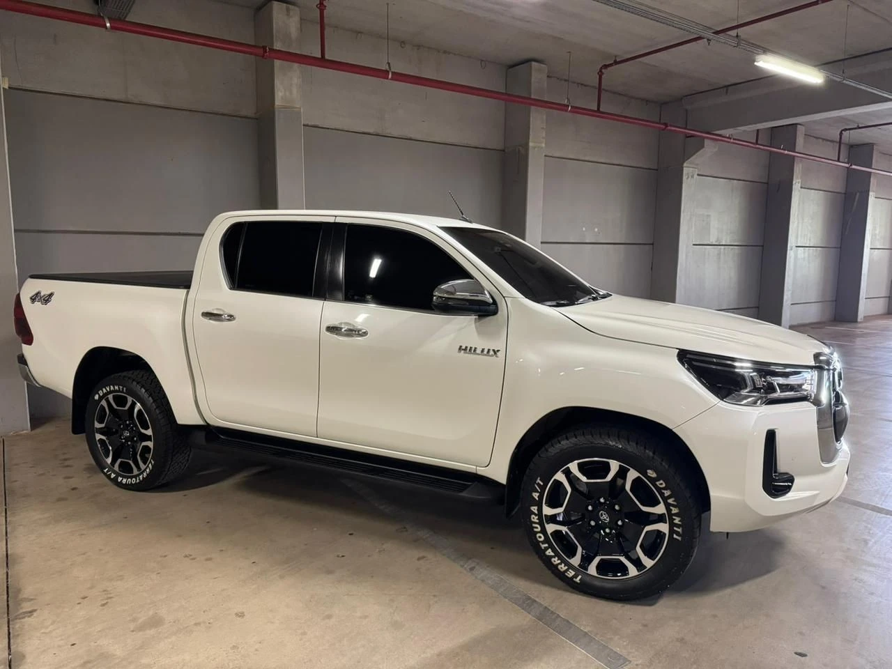 TOYOTA HILUX
