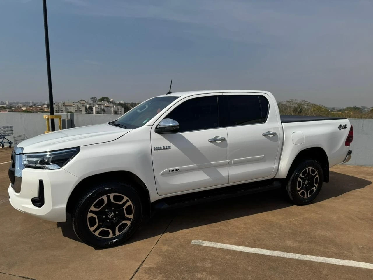 TOYOTA HILUX