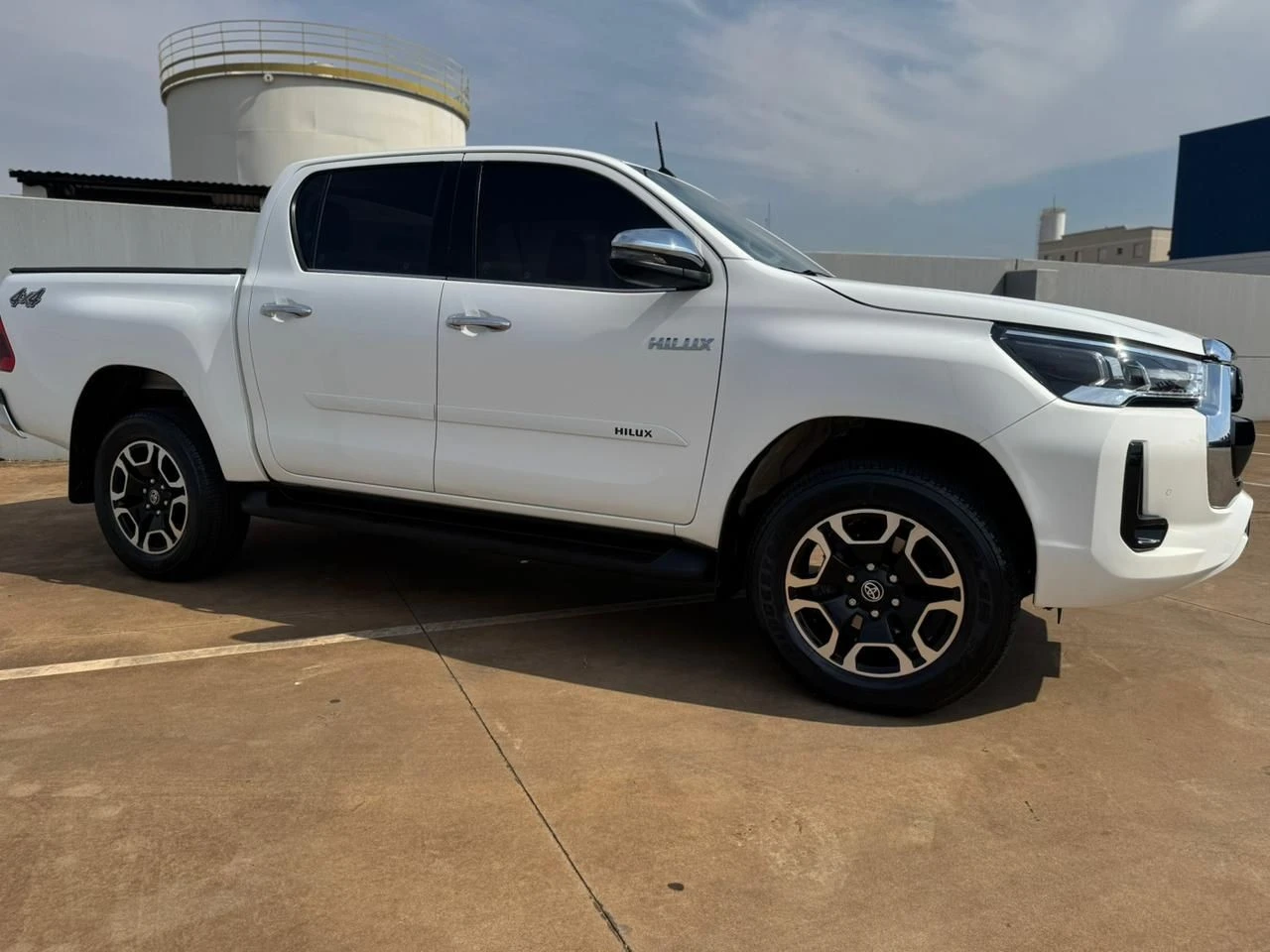 TOYOTA HILUX