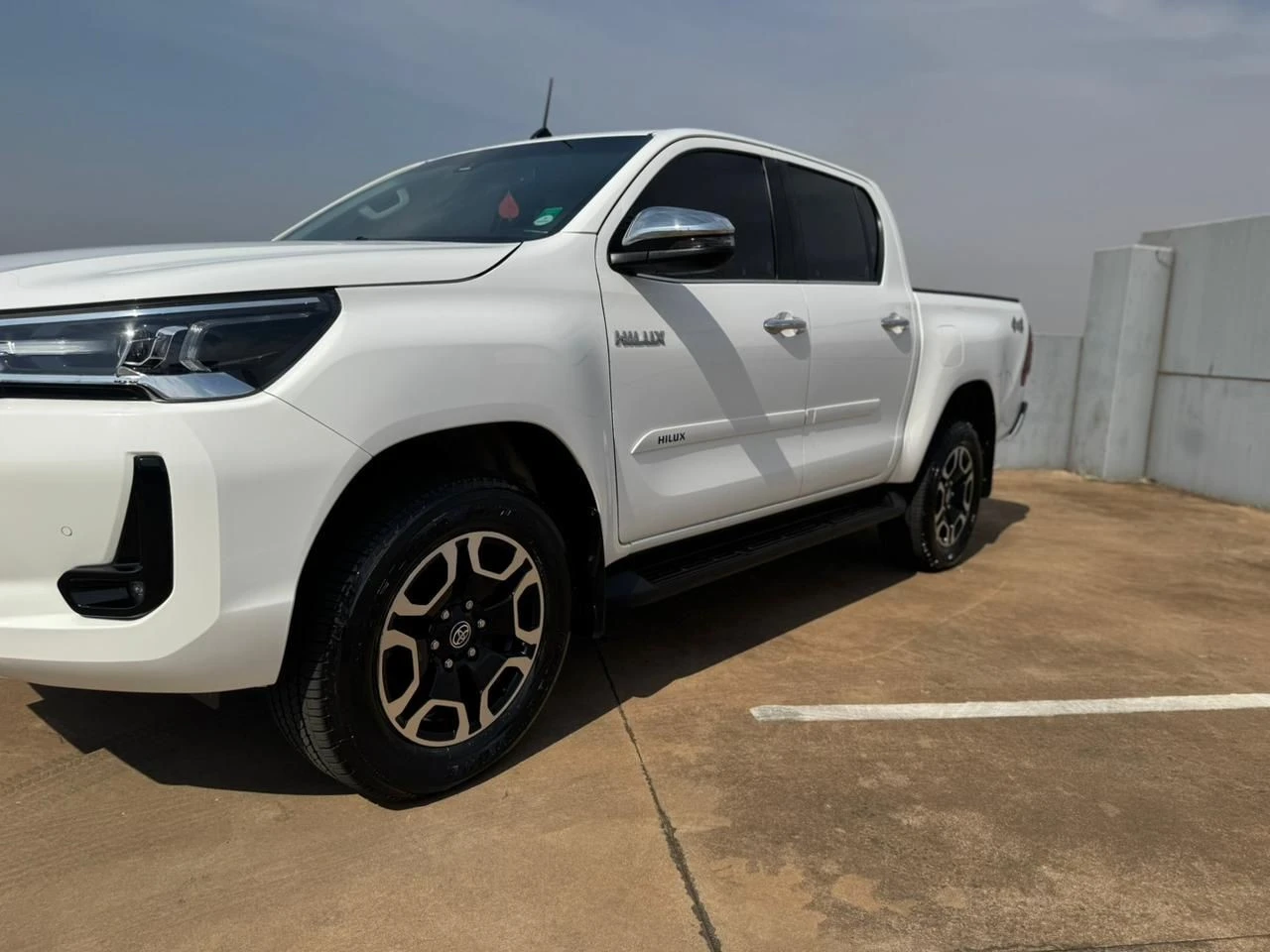 TOYOTA HILUX