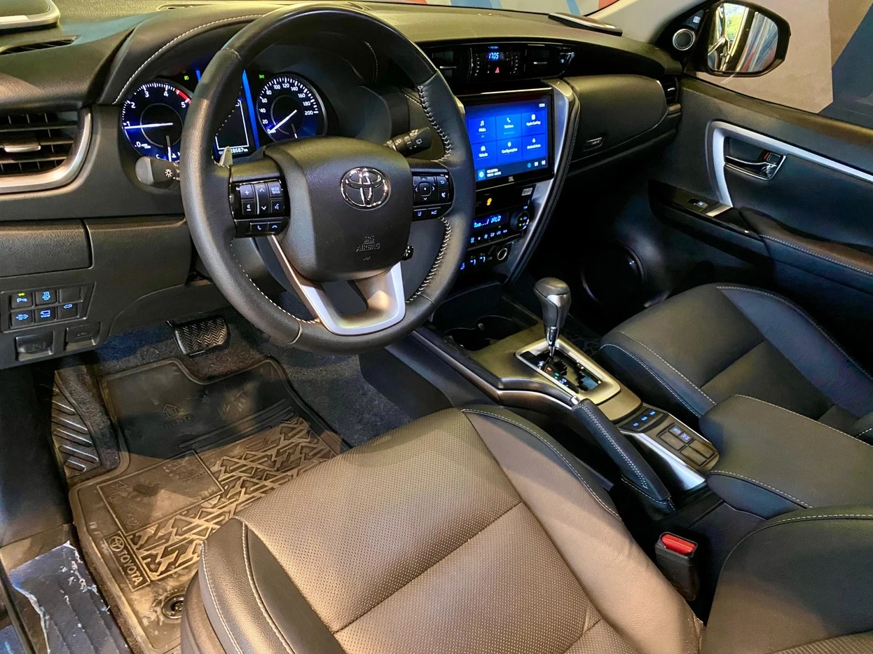 TOYOTA HILUX SW4