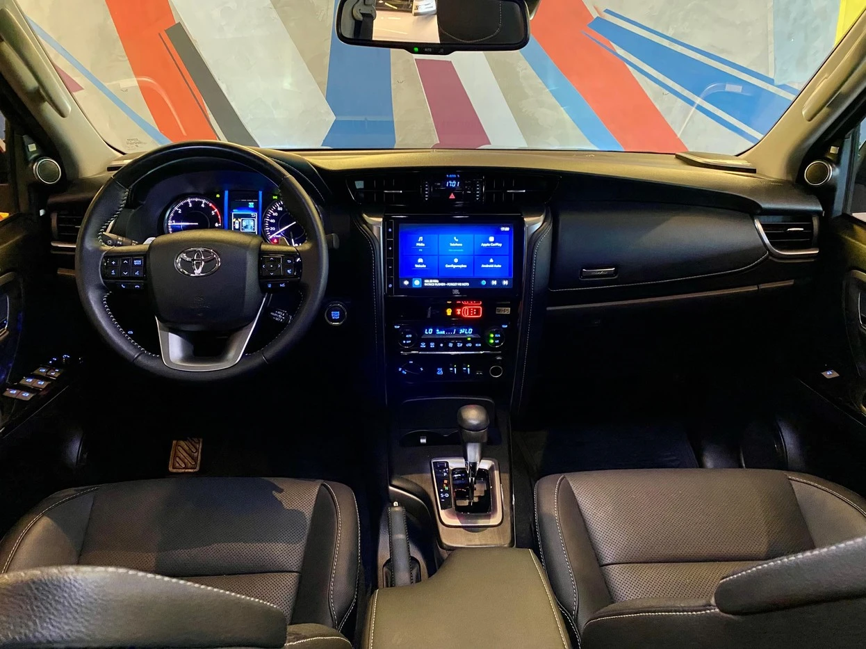 TOYOTA HILUX SW4