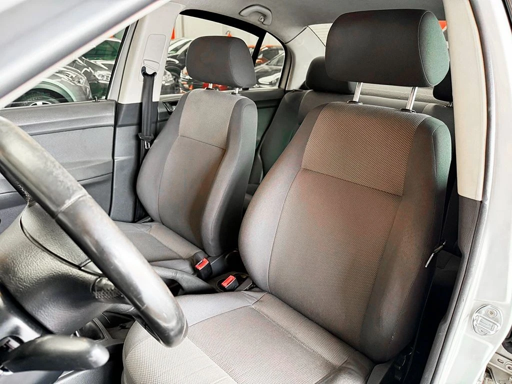 VOLKSWAGEN POLO SEDAN