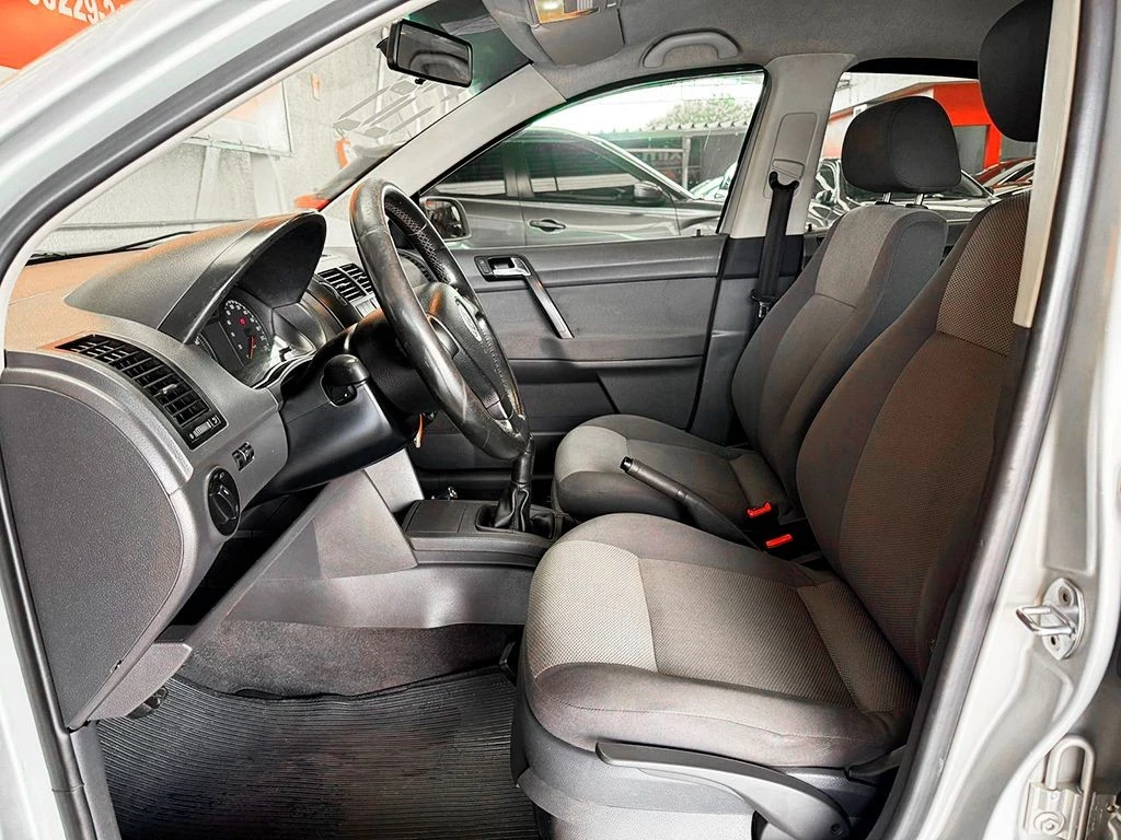 VOLKSWAGEN POLO SEDAN