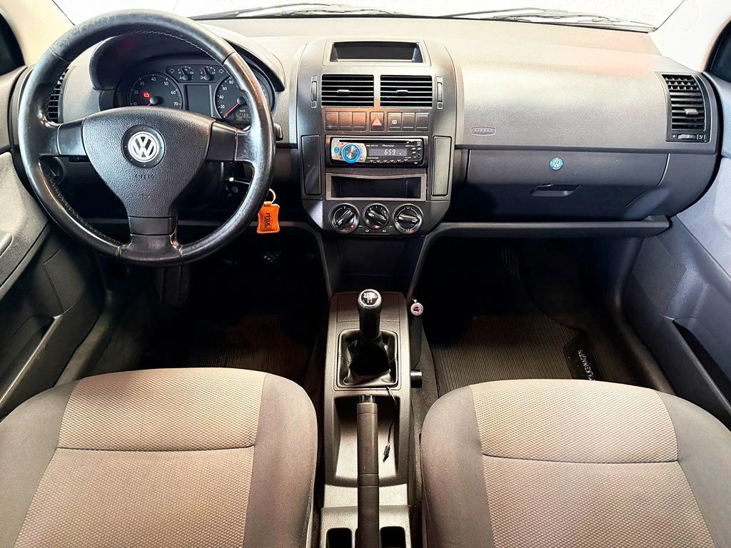 VOLKSWAGEN POLO SEDAN