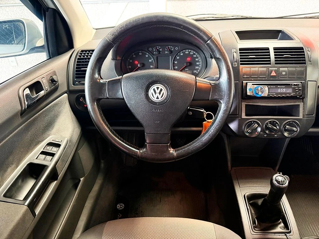 VOLKSWAGEN POLO SEDAN