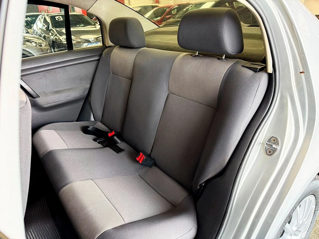 VOLKSWAGEN POLO SEDAN