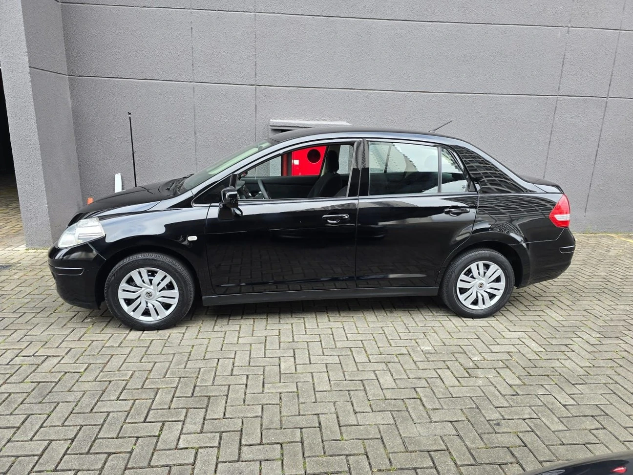 NISSAN TIIDA