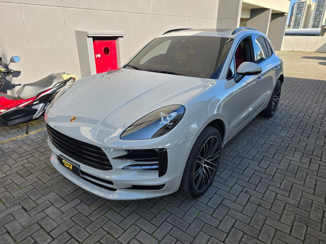 PORSCHE MACAN