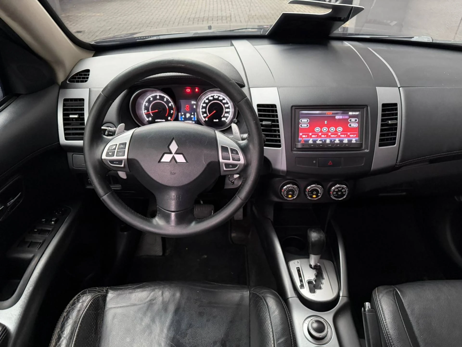 MITSUBISHI OUTLANDER