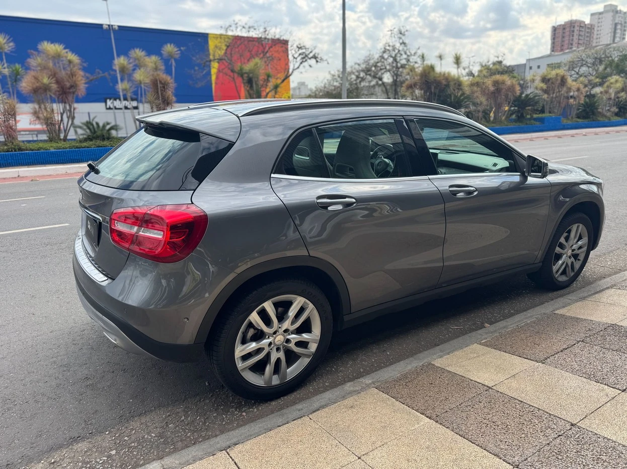 MERCEDES-BENZ GLA 200