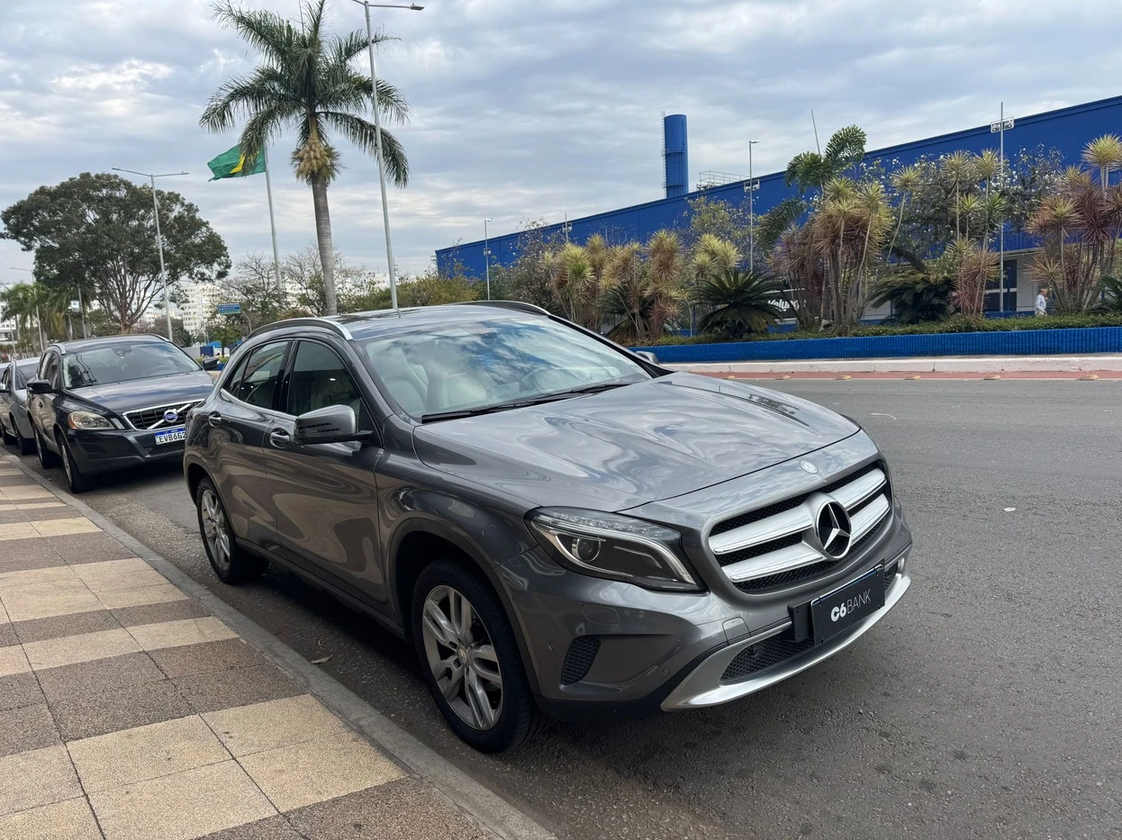 MERCEDES-BENZ GLA 200