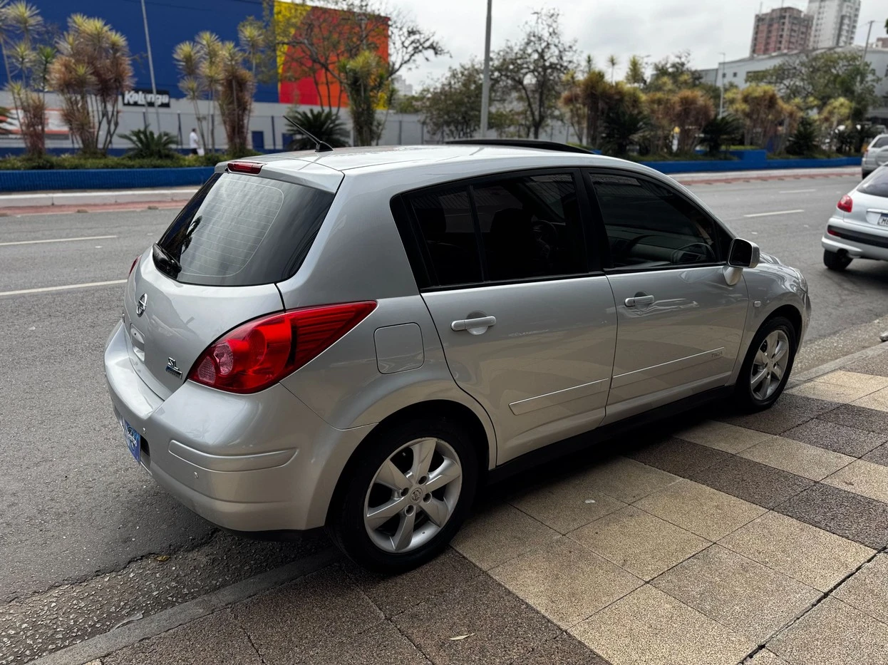 NISSAN TIIDA