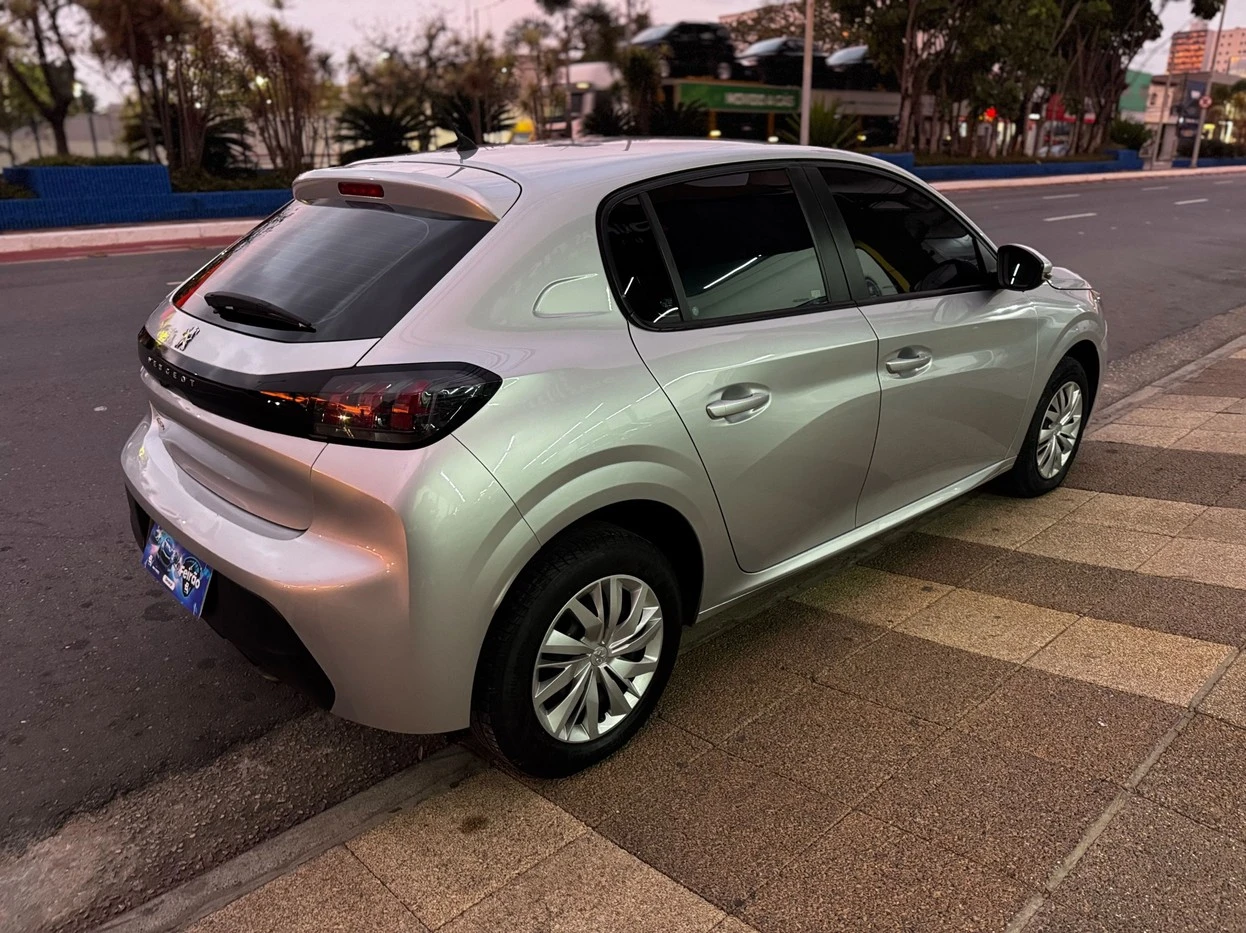 PEUGEOT 208