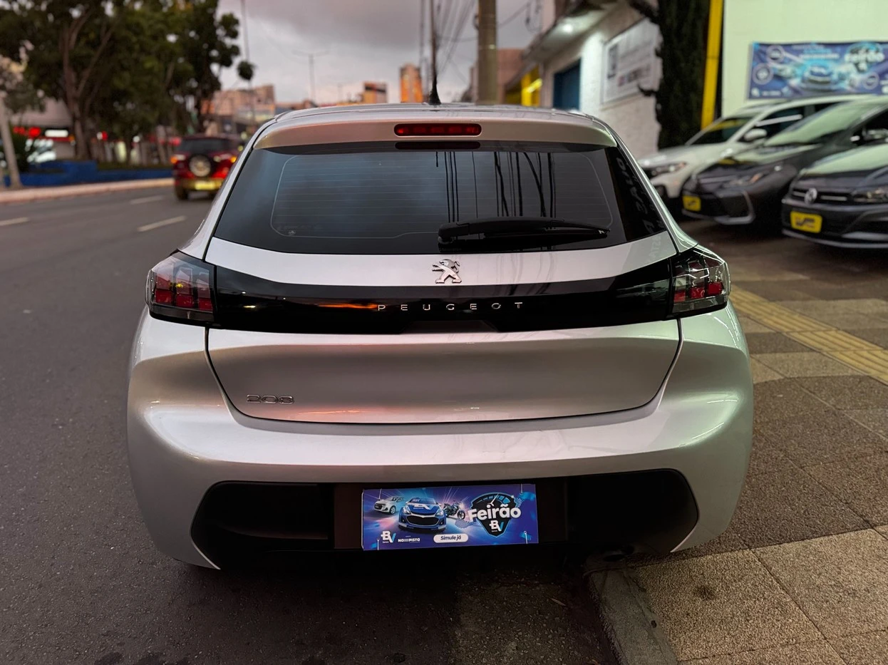 PEUGEOT 208