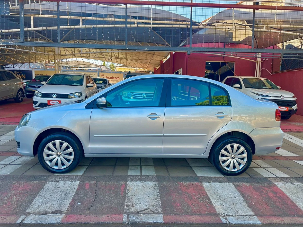 VOLKSWAGEN POLO SEDAN
