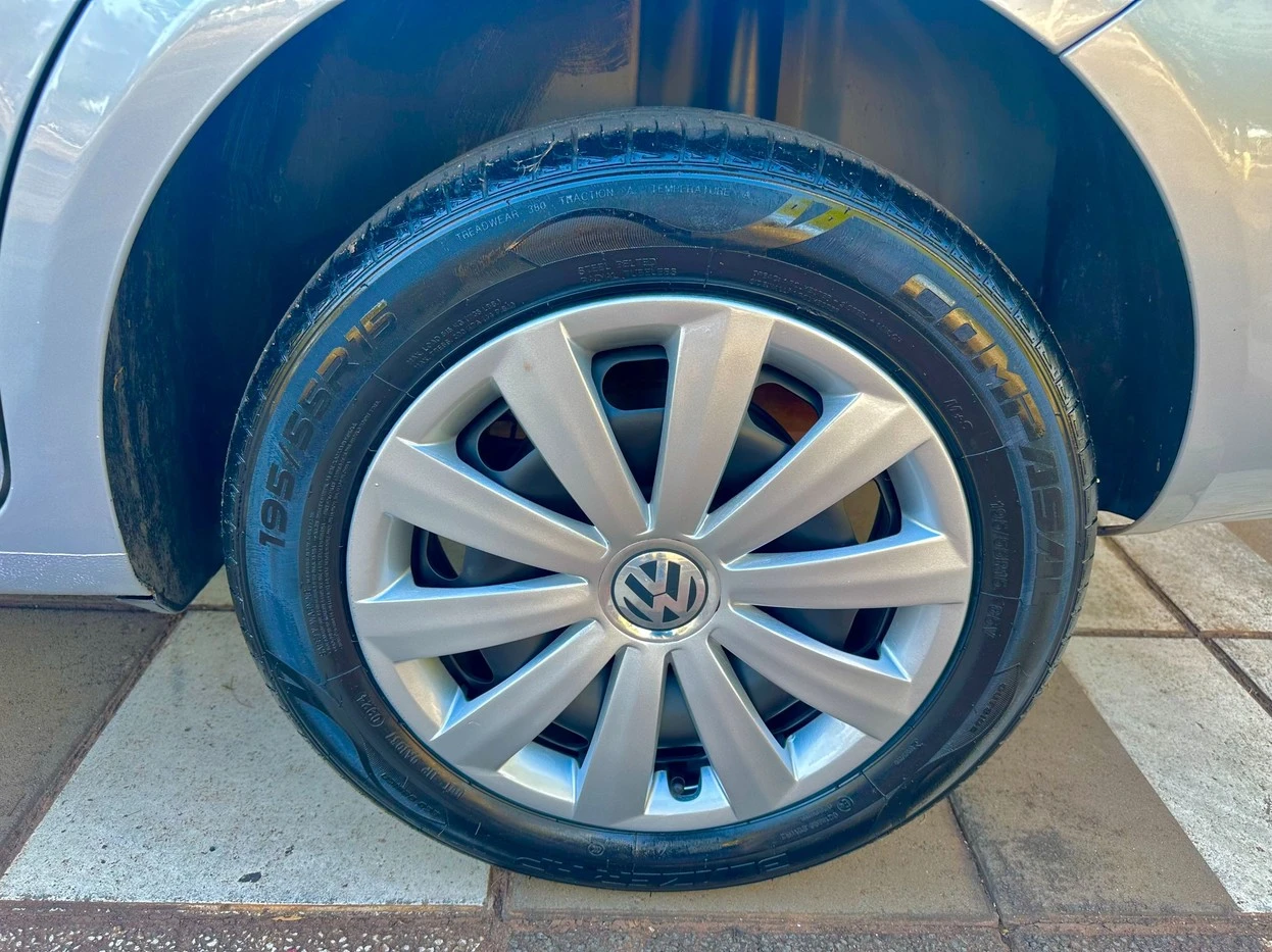 VOLKSWAGEN POLO SEDAN