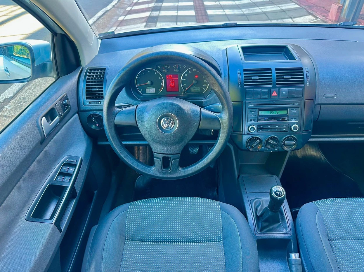 VOLKSWAGEN POLO SEDAN