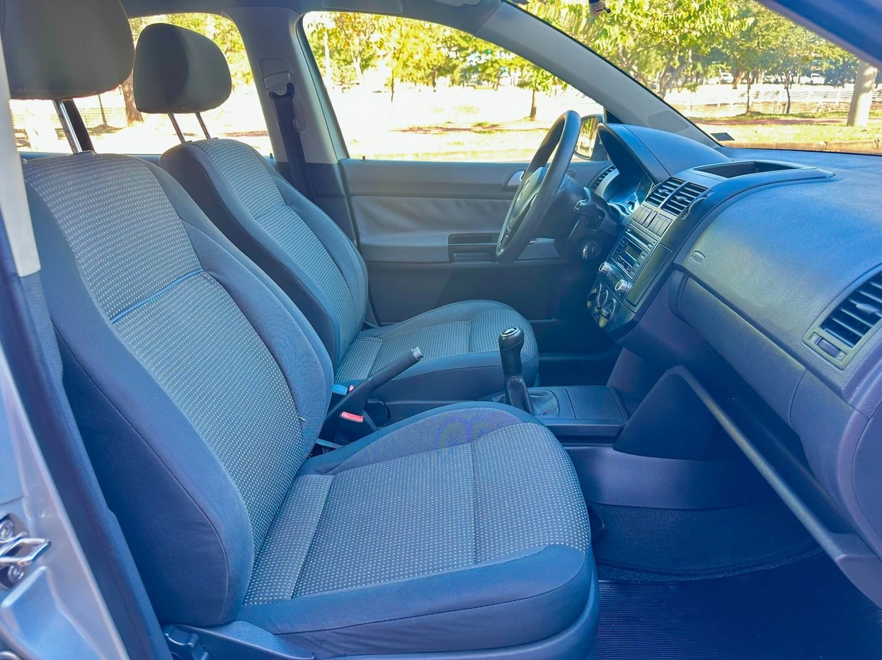 VOLKSWAGEN POLO SEDAN