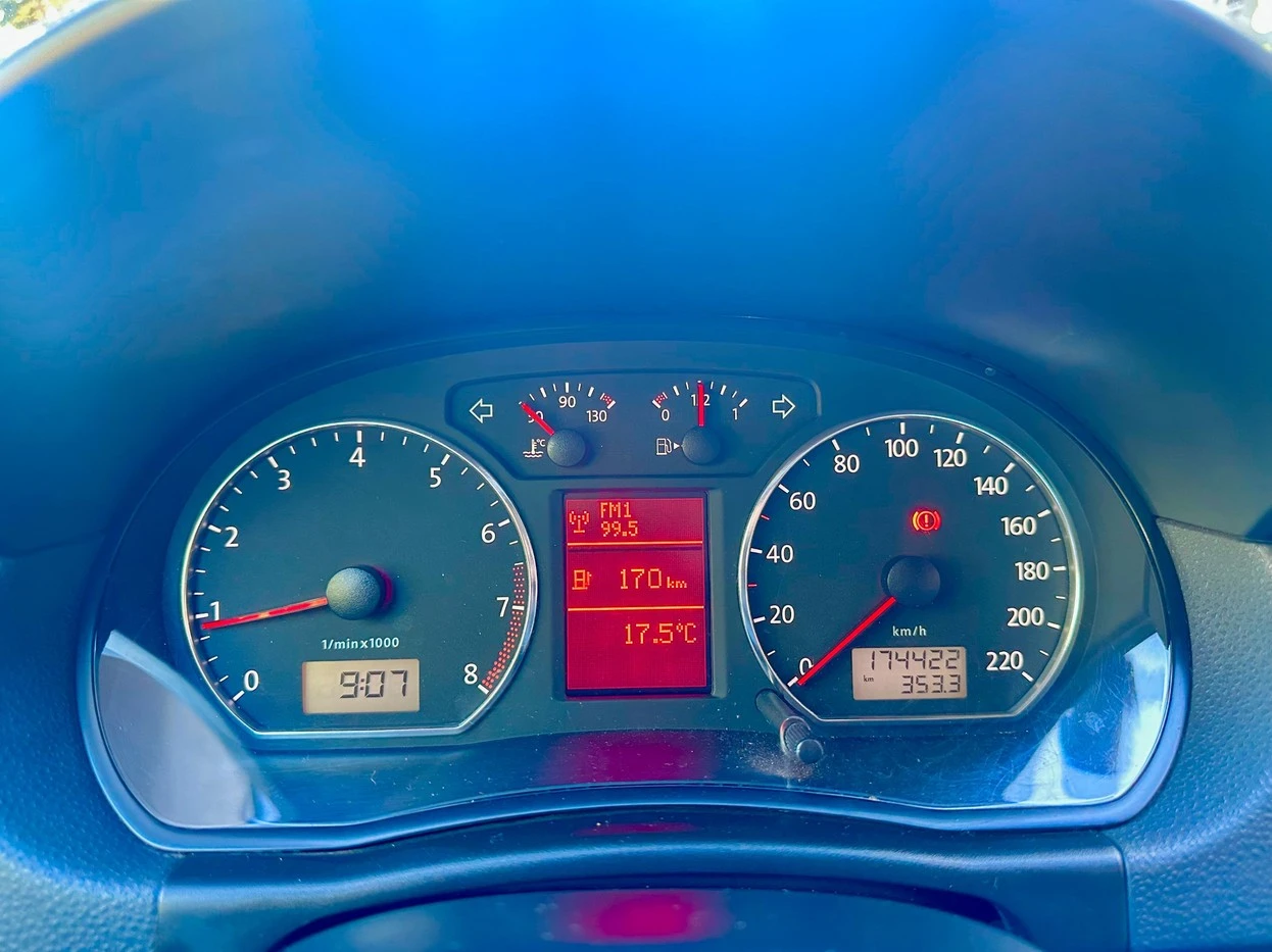 VOLKSWAGEN POLO SEDAN