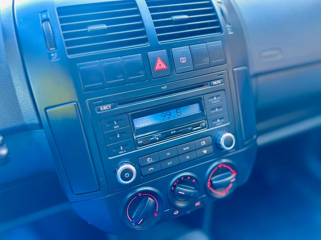 VOLKSWAGEN POLO SEDAN