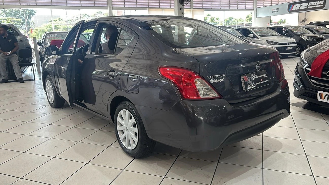 NISSAN VERSA
