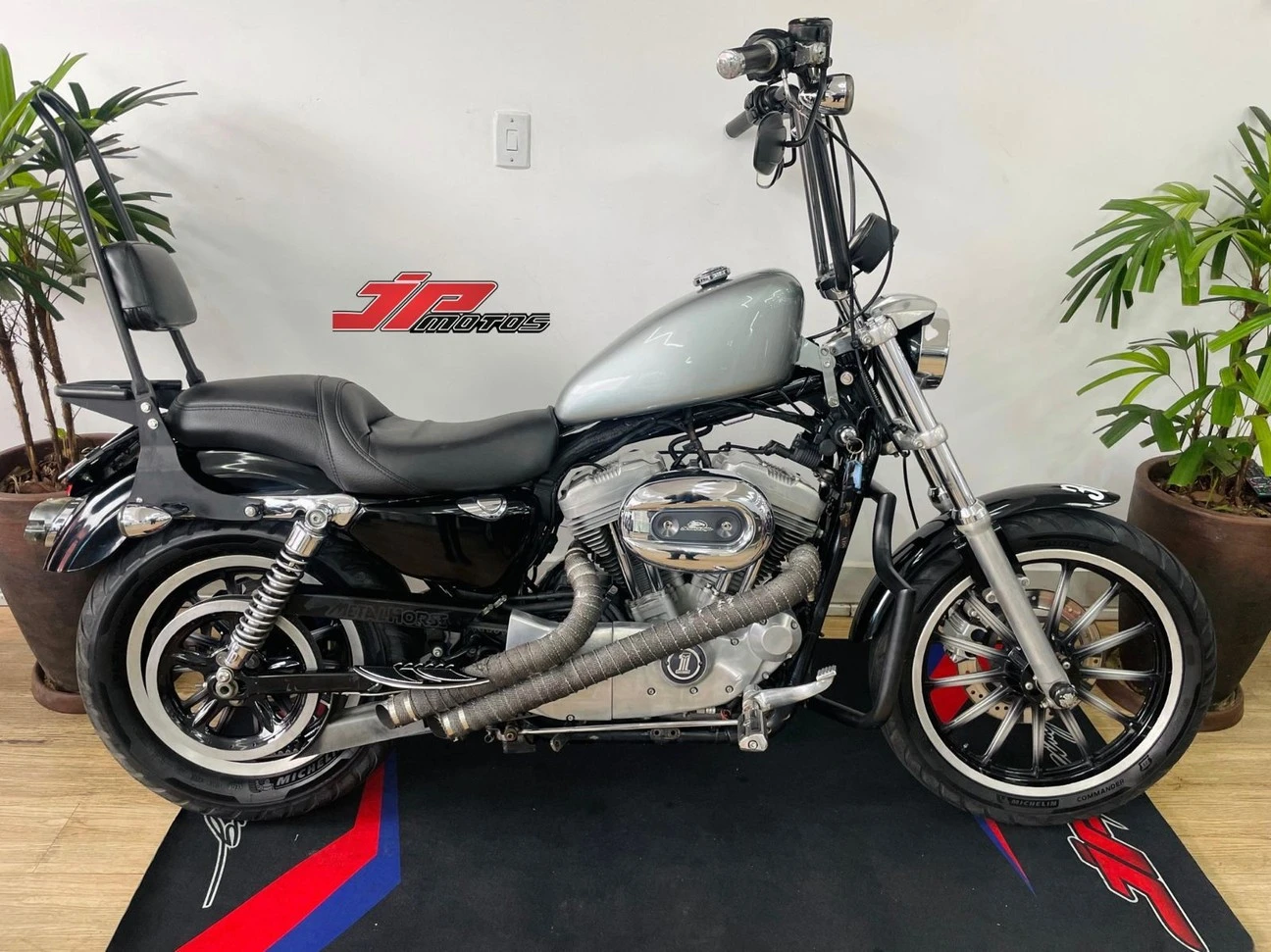 HARLEY-DAVIDSON SPORTSTER XL 883 R