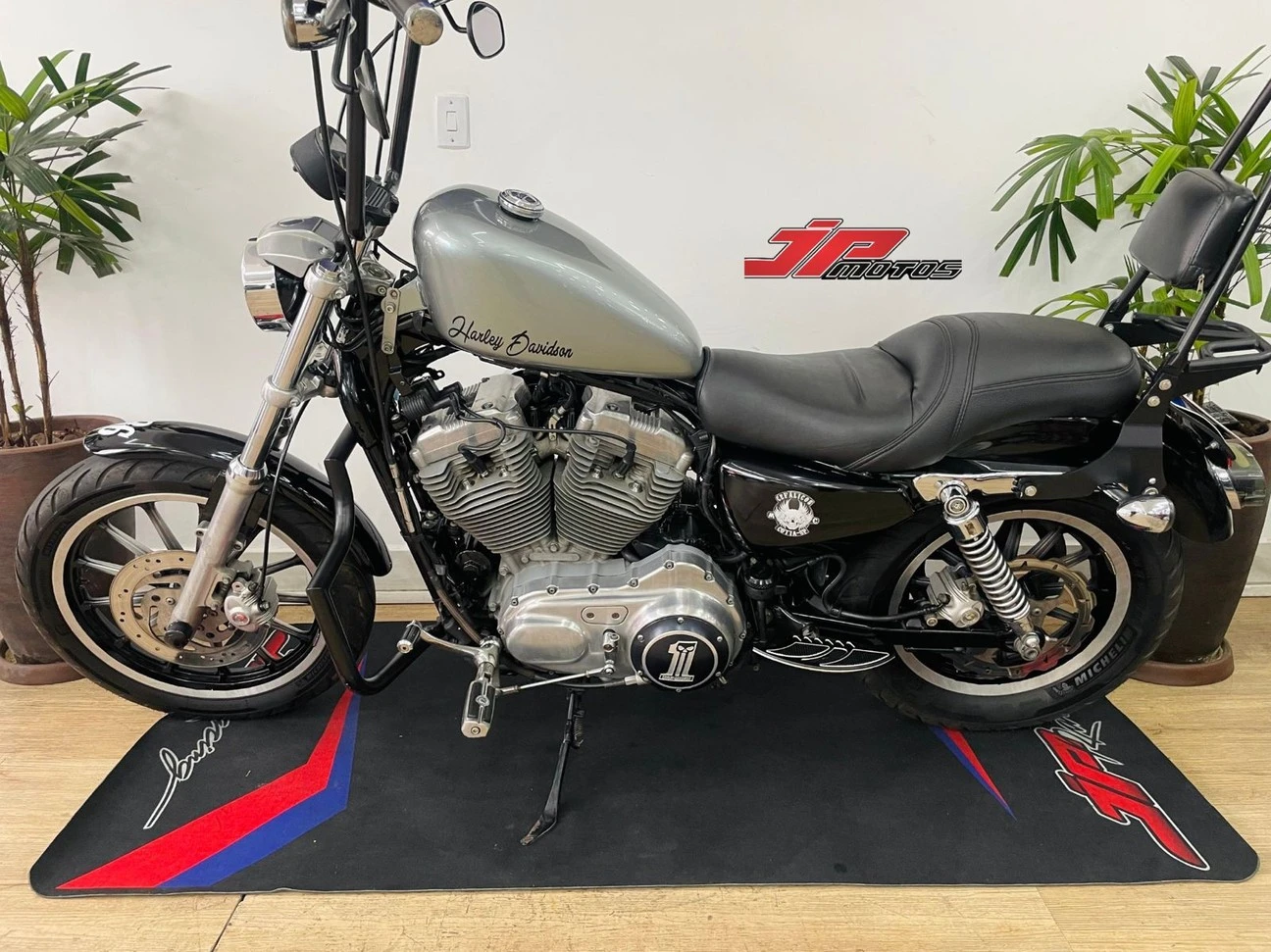 HARLEY-DAVIDSON SPORTSTER XL 883 R